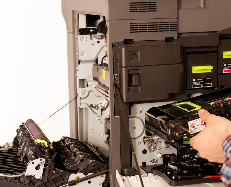 ein Techniker repariert einen Drucker