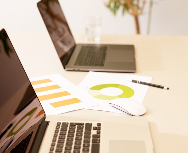 das Bild zeigt zwei Laptops