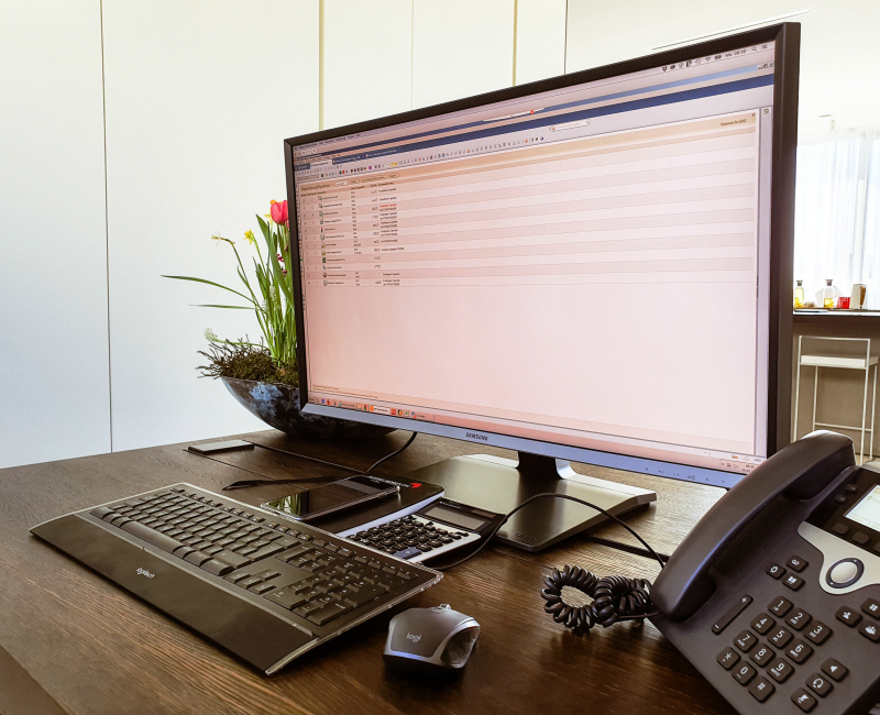 das Bild zeigt einen modernen Arbeitsplatz