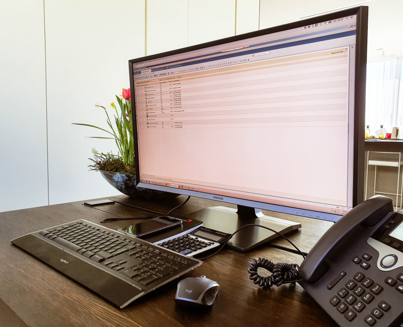 das Bild zeigt einen modernen Arbeitsplatz