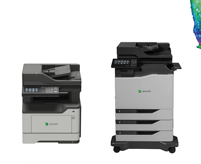 das Bild zeigt 3 Drucker und eine Frau mit einem verschieden Farbigen Make up