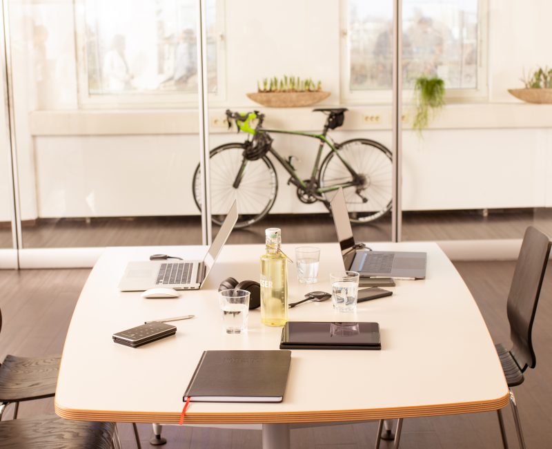 das Bild zeigt einen Meetingraum