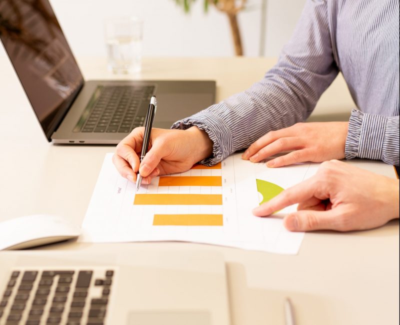 das Bild zeigt zwei Menschen die gemeinsam einen Graf besprechen